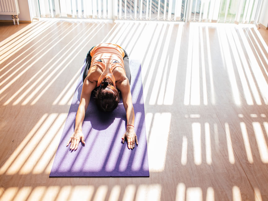 Postura del niño o balasana, perfecta para estirar la espalda en tus clases de yoga