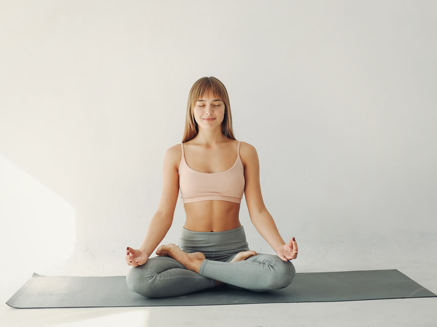 Mujer practicando yoga