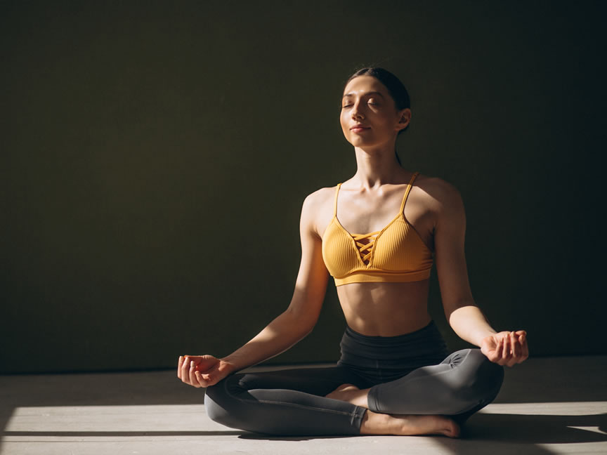 Mujer practicando yoga nidra