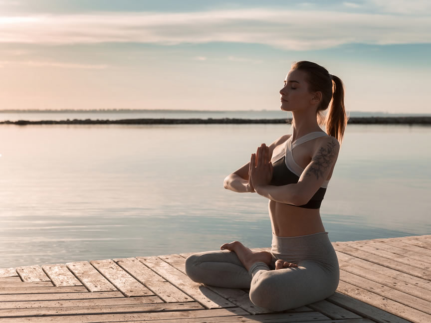 mujer practicando yoga en verano